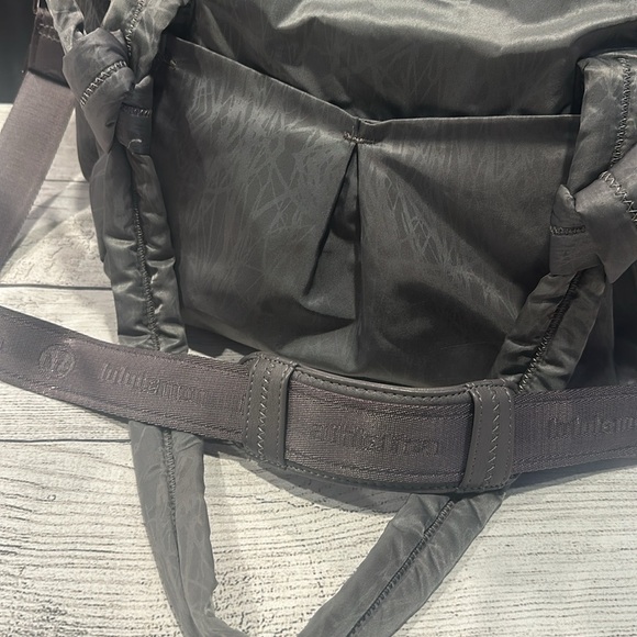 🍋Lululemon Athletica Triumph Large Gray Tote Gym Bag🍋 - Picture 4 of 16
